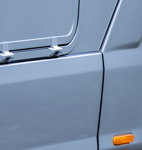 Kantenversiegelung nach einer Vollfolierung an einem Wohnmobil