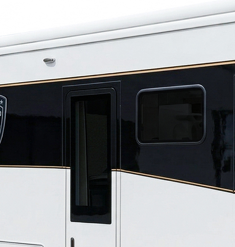 Feine Linien als Seitendekor